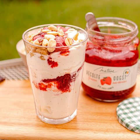 Sundae vanille, confiture de fraise Récolte et purée de cacahuète