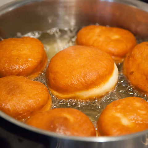 Entre-temps, faites chauffer l’huile dans une poêle (à frire) à 180°C. Faites frire les beignets pendant 3 à 5 minutes. Égouttez les beignets sur du papier absorbant, puis saupoudrez-les de sucre fin.