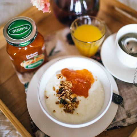 Granola accompagné de yaourt nature à la confiture de abricots Materne