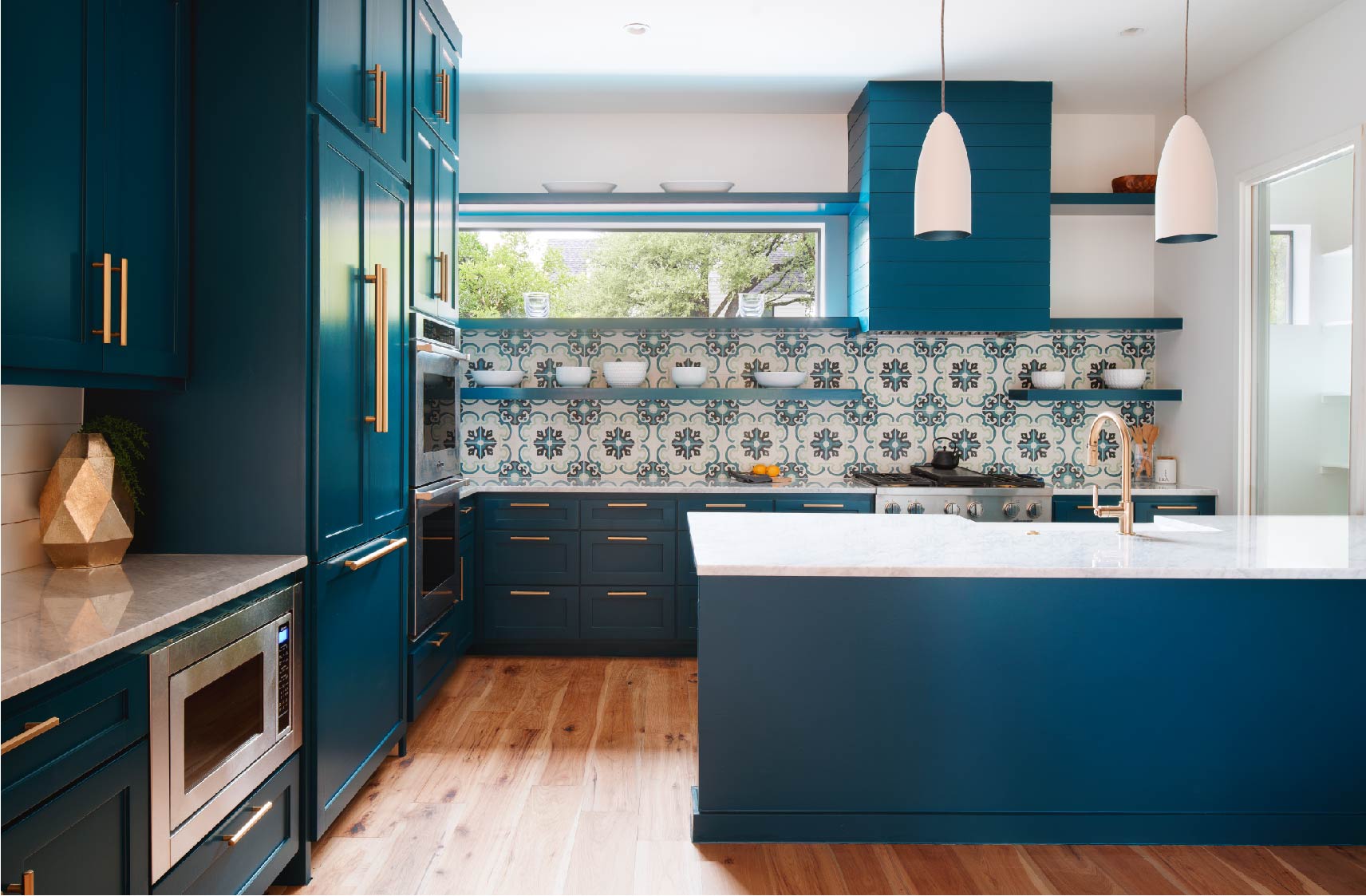 Rabb Glen Kitchen with white and blue tiles backsplash wall