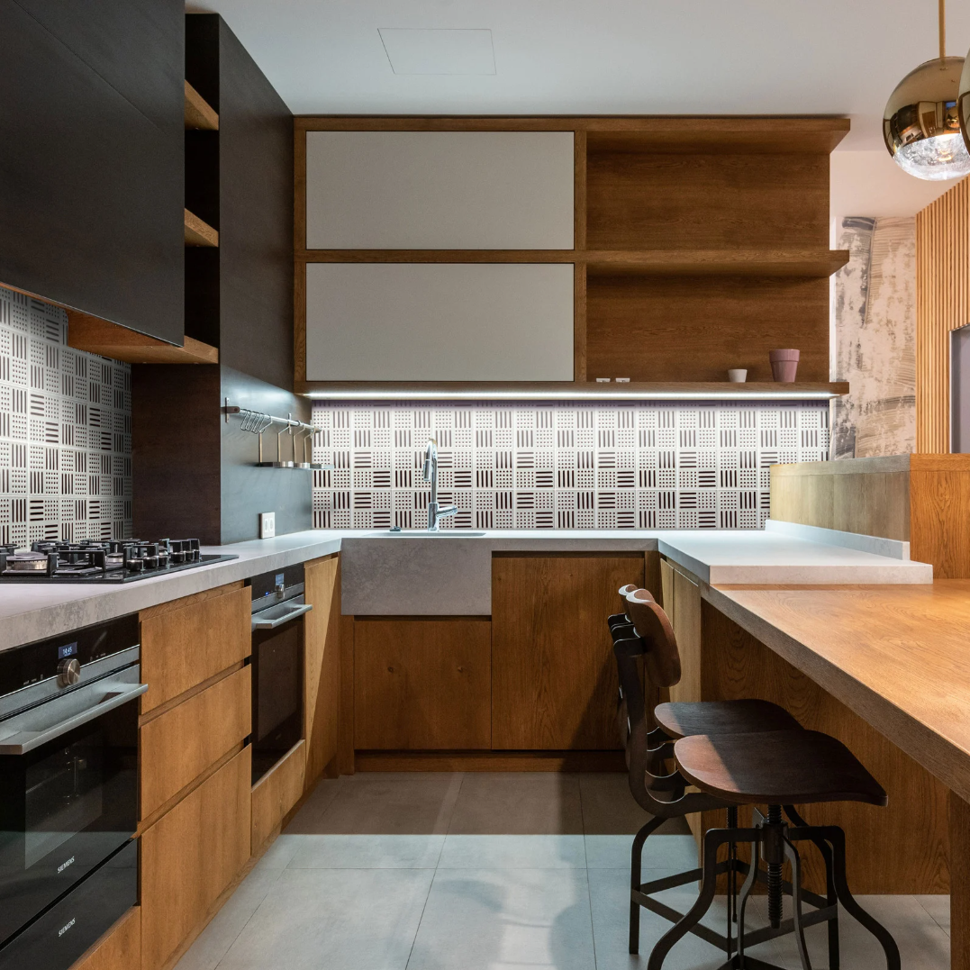 Kitchen backsplash with black and white gloss tiles