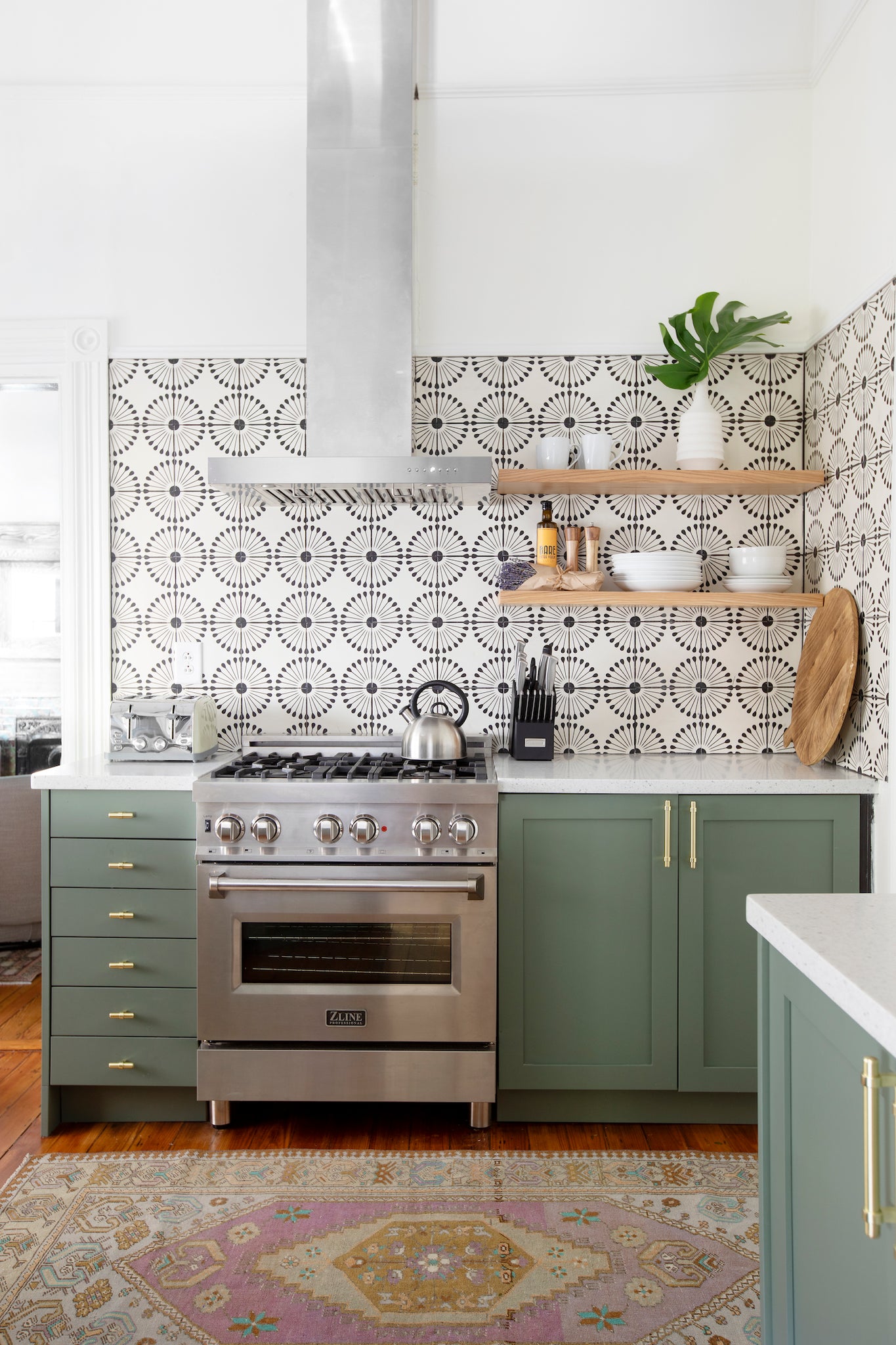 Kitchen backsplash with white and grey tiles