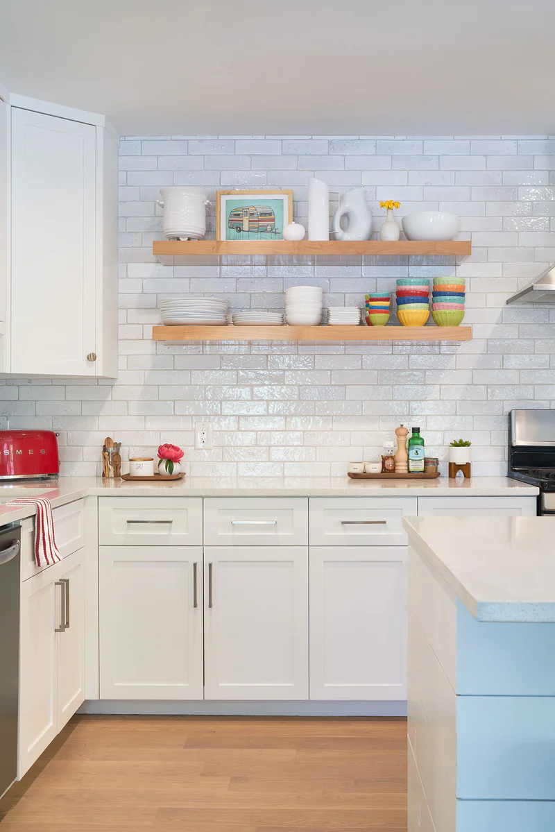 Modern kitchen backsplash with white glazed tiles