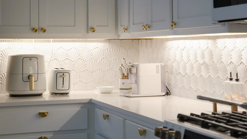 Kitchen backsplash with relieved white tiles