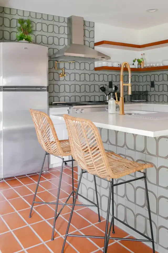 Modern kitchen bar with gray tiles