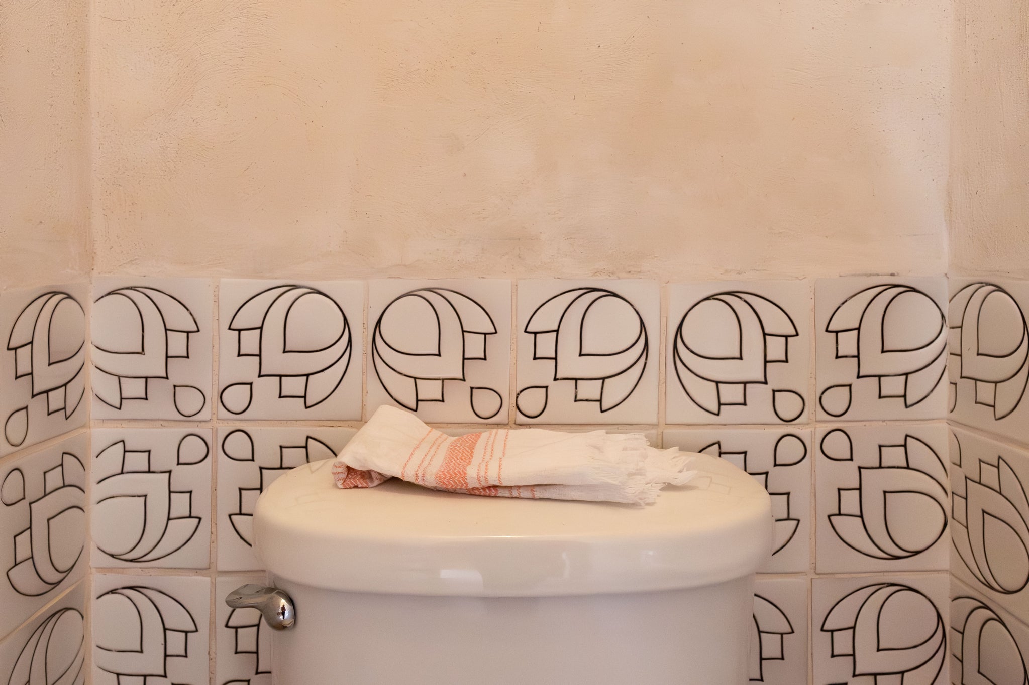 Inset tile trim for a modern bathroom design