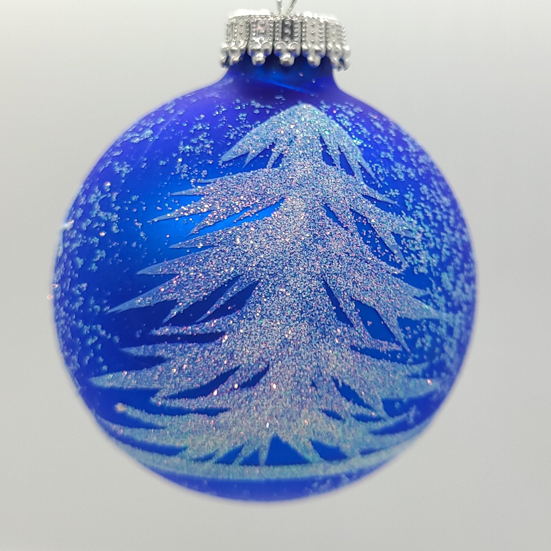 Bauble Glass Frosted Blue - Những quả cầu thủy tinh lấp lánh, tuyệt vời và sang trọng. Màu xanh sương, như những hạt băng tươi mát, làm nổi bật sự quyến rũ và hoàn mỹ của từng chiếc bauble glass. Hãy để Bauble Glass Frosted Blue làm nên điểm nhấn cho mùa Giáng Sinh của bạn, làm cho không gian trở nên thật lung linh với những đồ trang trí tinh tế này.