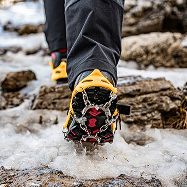 Crampons Sur Chaussure De Randonnée Randonnée Hivernale