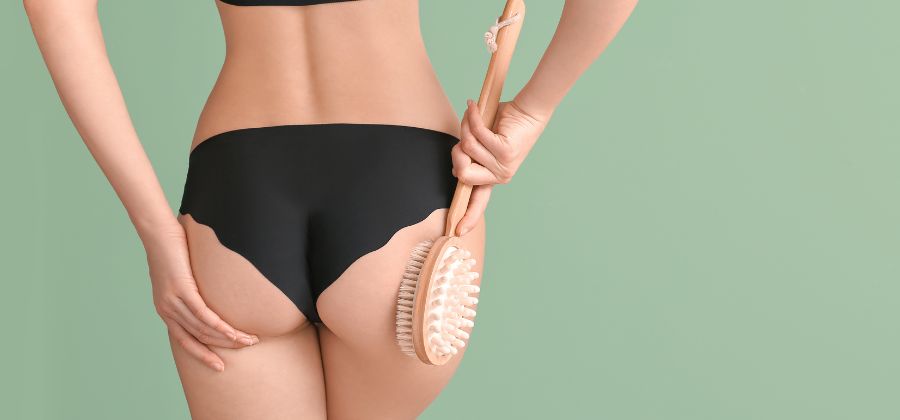 Brossage à sec : le bon geste anti-cellulite et détoxifiant