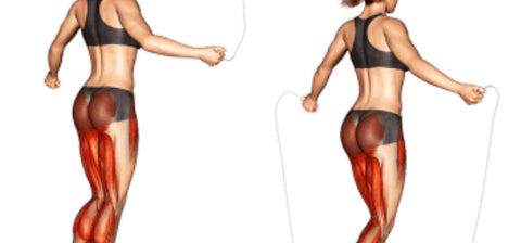 femme montre ses muscles quand elle saute à la corde