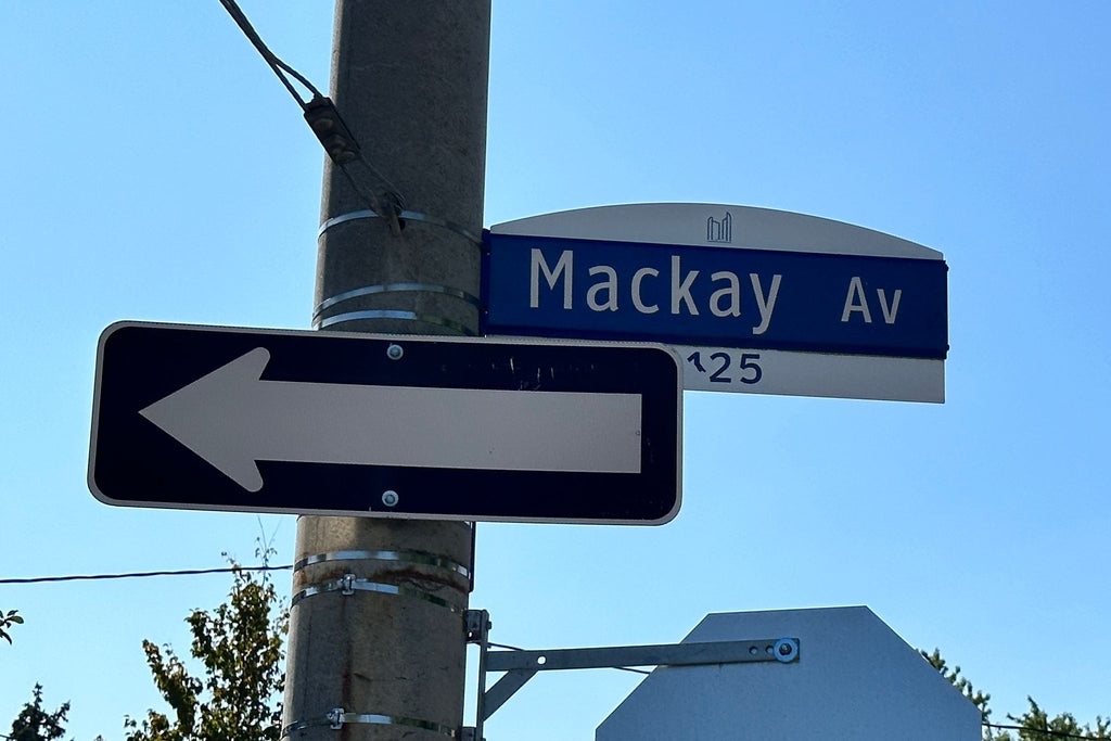 Mackay Ave street sign