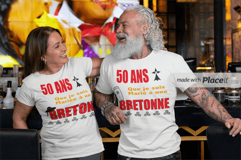 Couple avec t-shirt breton anniversaire de mariage