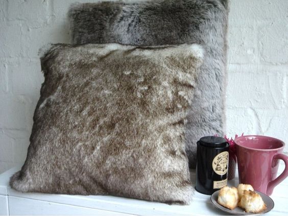 coussin en fausse fourrure