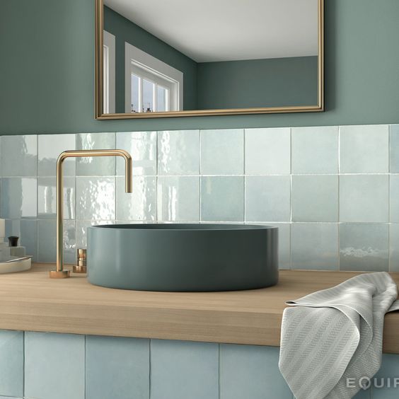salle de bain vert d'eau avec robinet en laiton doré