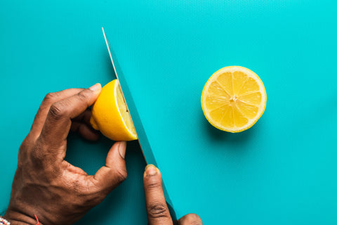 Couper le citron en deux