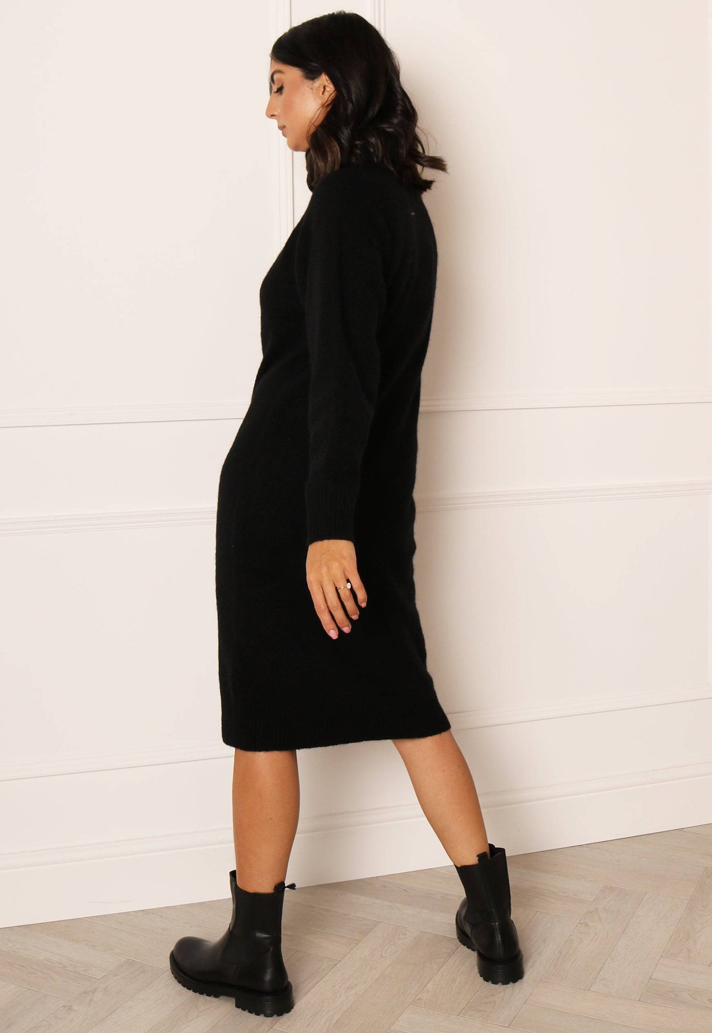 
                  
                    VERO MODA Villa Long Sleeve Cowl Neck Midi Jumper Dress in Black - One Nation Clothing
                  
                