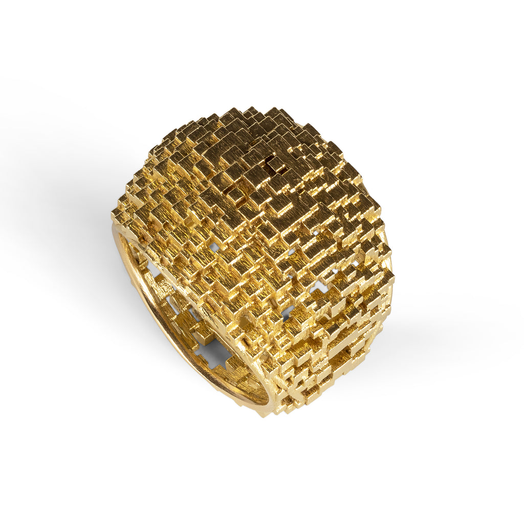 Oval lace ring in 18ct yellow gold