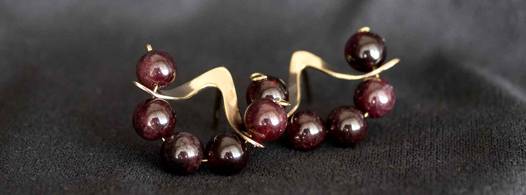 Orecchini Artigianali Astratti a Ventaglio Granati