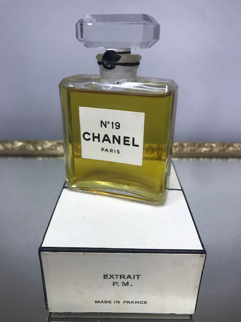 Chanel no 19 extrait 14 ml. Rare original 1970s edition. Sealed