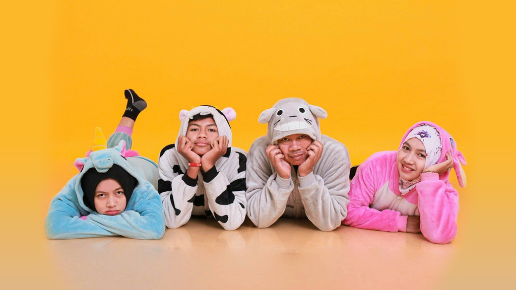 personnes allongées portant des combinaisons pyjama en coton