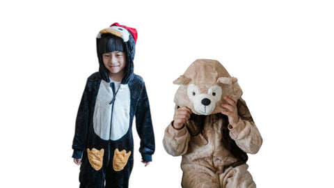 Enfants portant un pyjama conçu par des animaux