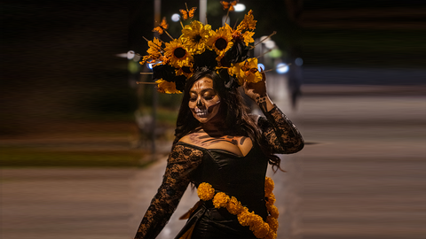 une dame vêtue d'un costume d'Halloween créatif