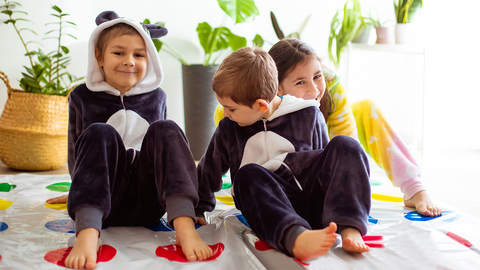 les enfants bougent librement avec leur pyjama