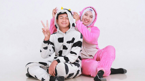 frères et sœurs portant des combinaisons de pyjama seyantes
