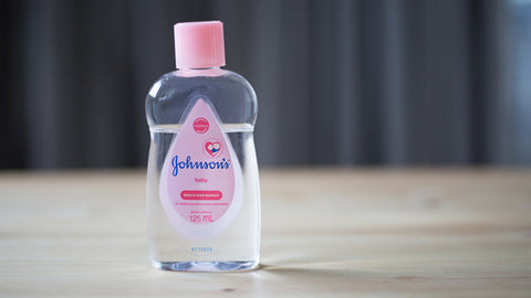 baby oil untuk membersihkan tas kulit sintetis