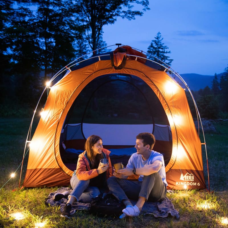 Освещение для кемпинга. Кемпинг подсветка. Кемпинг палатки гирлянды. Палатка с гирляндой. Camping lighting