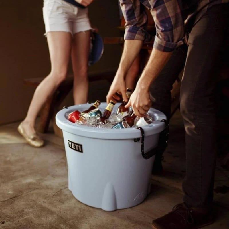 https://cdn.shopify.com/s/files/1/0367/0772/9547/products/yeti-tank-45-21-general-access-coolers-340.jpg