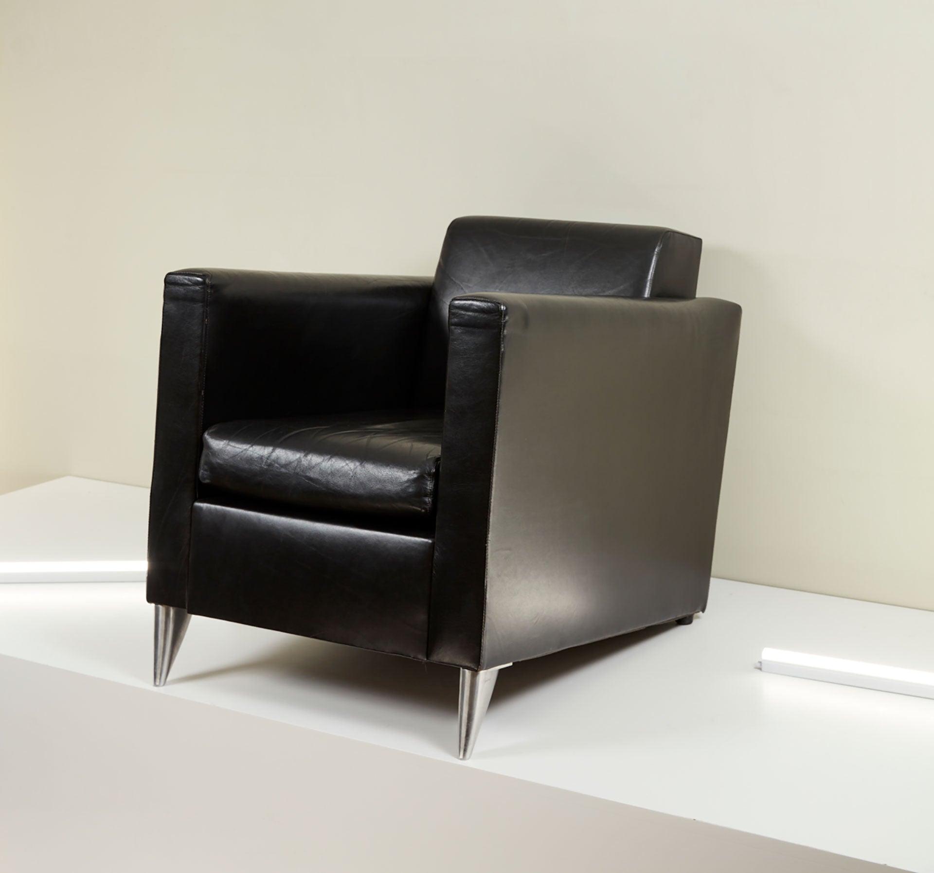 Len Niggelman armchair/ Philippe Starck, ca. 1985/ Molded cast aluminium, black faux leather/ Courtesy of Paul Bourdet Fine Furniture