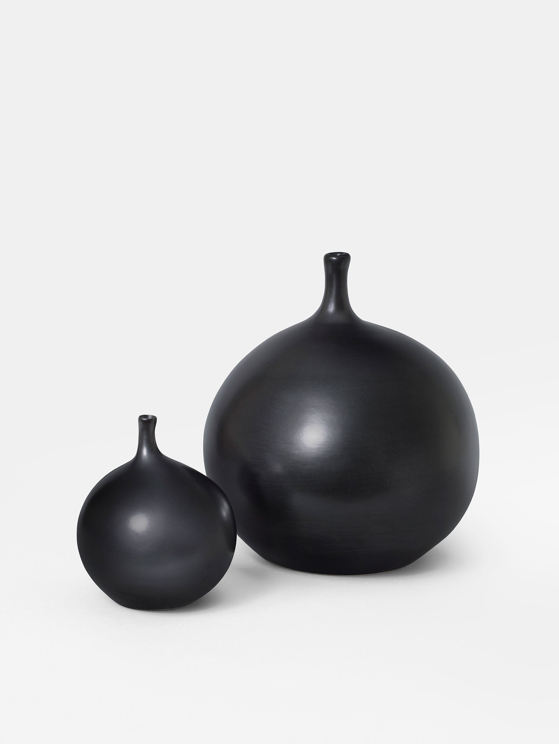 Apple Vases/ Georges Jouve, 1955/ Silver black enameled ceramic/ Courtesy of Thomas Fritsch–ARTRIUM, photo by Hervé Lewandowski
