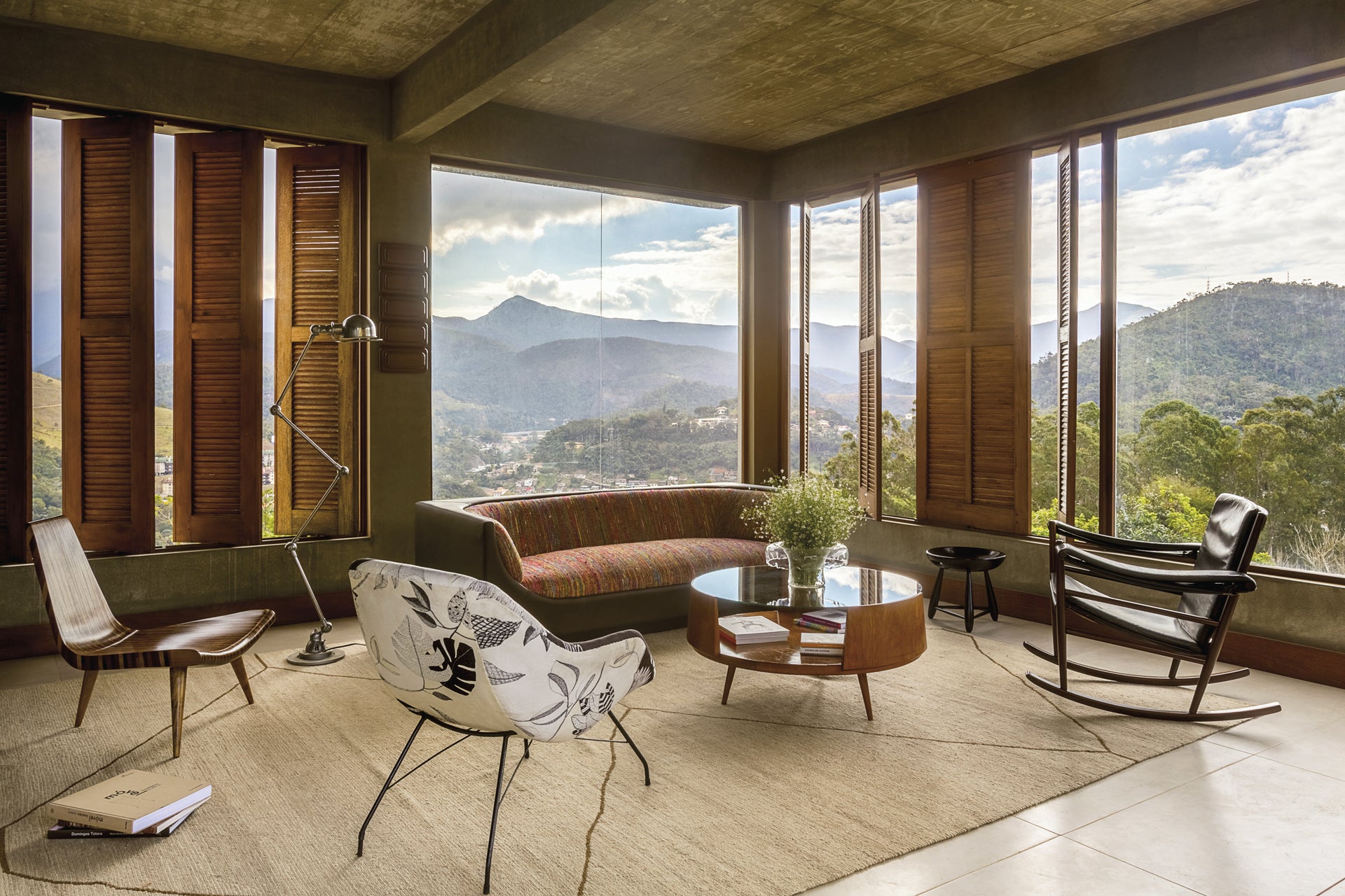 The interior of a house in Itaipava featured in Mercado Moderno's book, Móvel Brasileiro Moderno (2012). Photo © Mercado Moderno