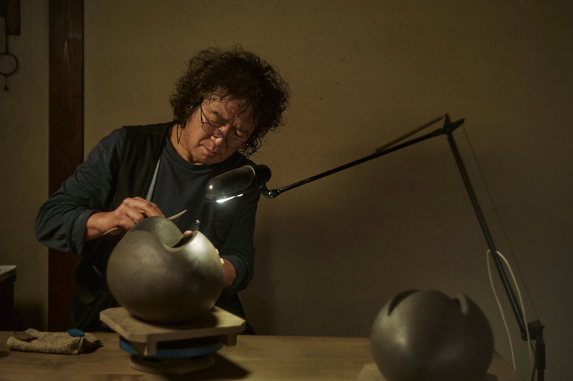 Kakurezaki Ryūichi at work in his studio. Photo © Tadayuki Minamoto