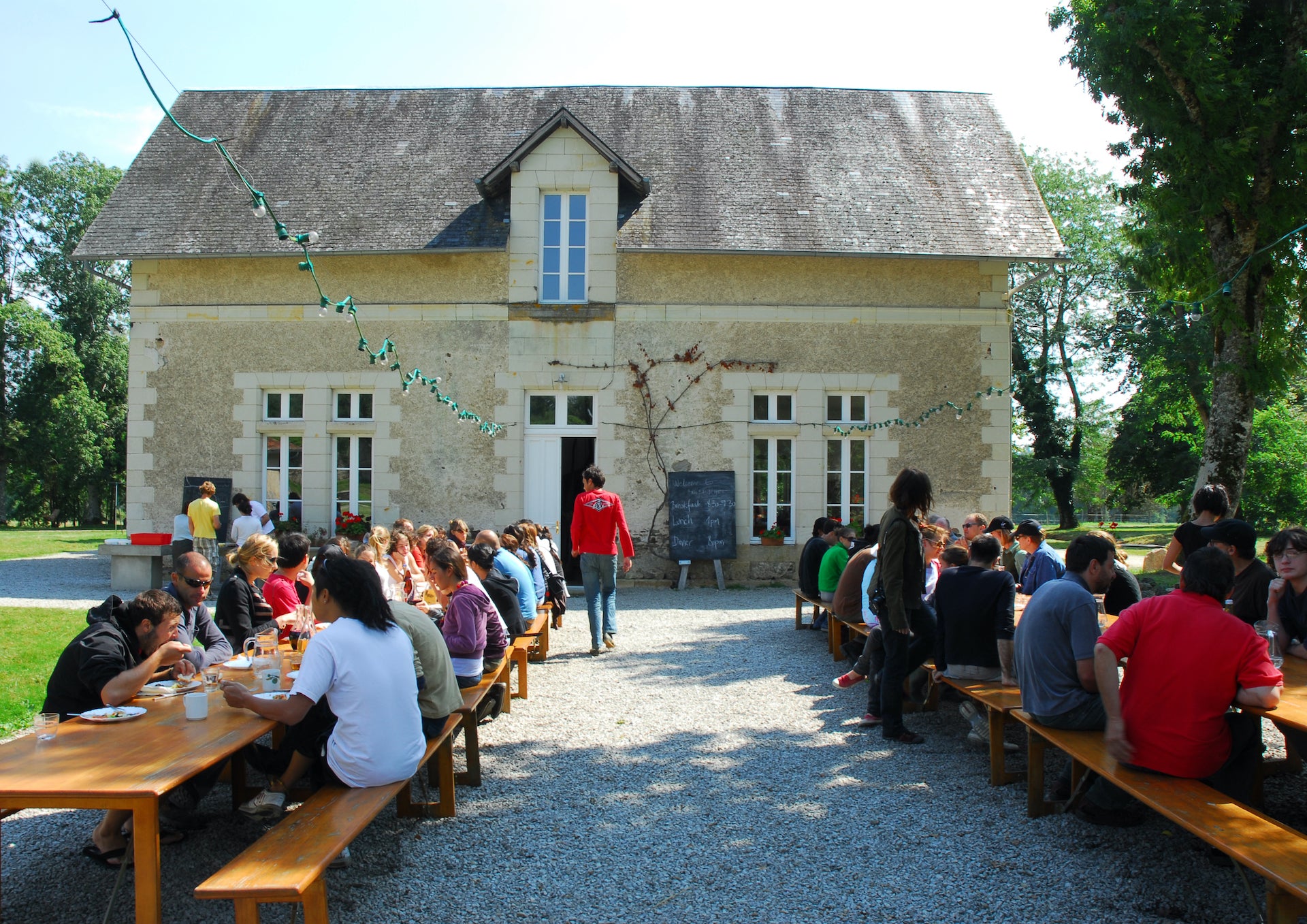Students enjoy lunch during a summer workshop. Photo © Deidi von Schaven for Domaine de Boisbuchet