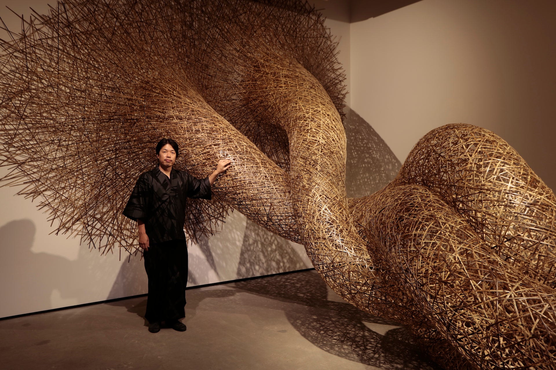 Bamboo artist Tanabe Chikuunsai IV with his Connection sculpture (2019), installed at TAI Modern in Santa Fe. Photo © Gary Mankus.