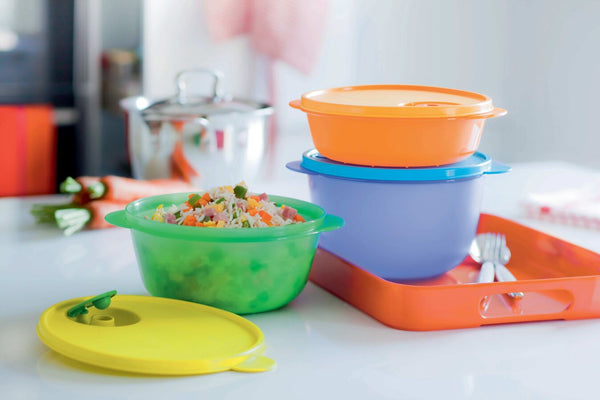 packing food with tupperware