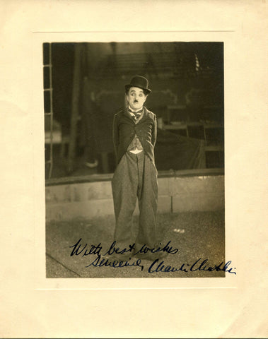 查理卓别林签名照片在国际签名拍卖会上以 5,500 欧元的价格售出