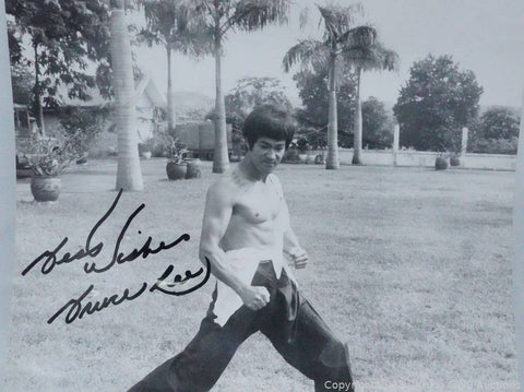 Bruce Lee hat das Foto bei der Auktion signiert