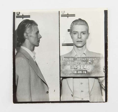 David Bowie mughsot 在 Ewbanks 拍卖会上以 3,800 英镑的价格售出