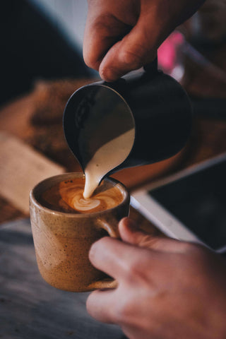 Du lait versé dans un café