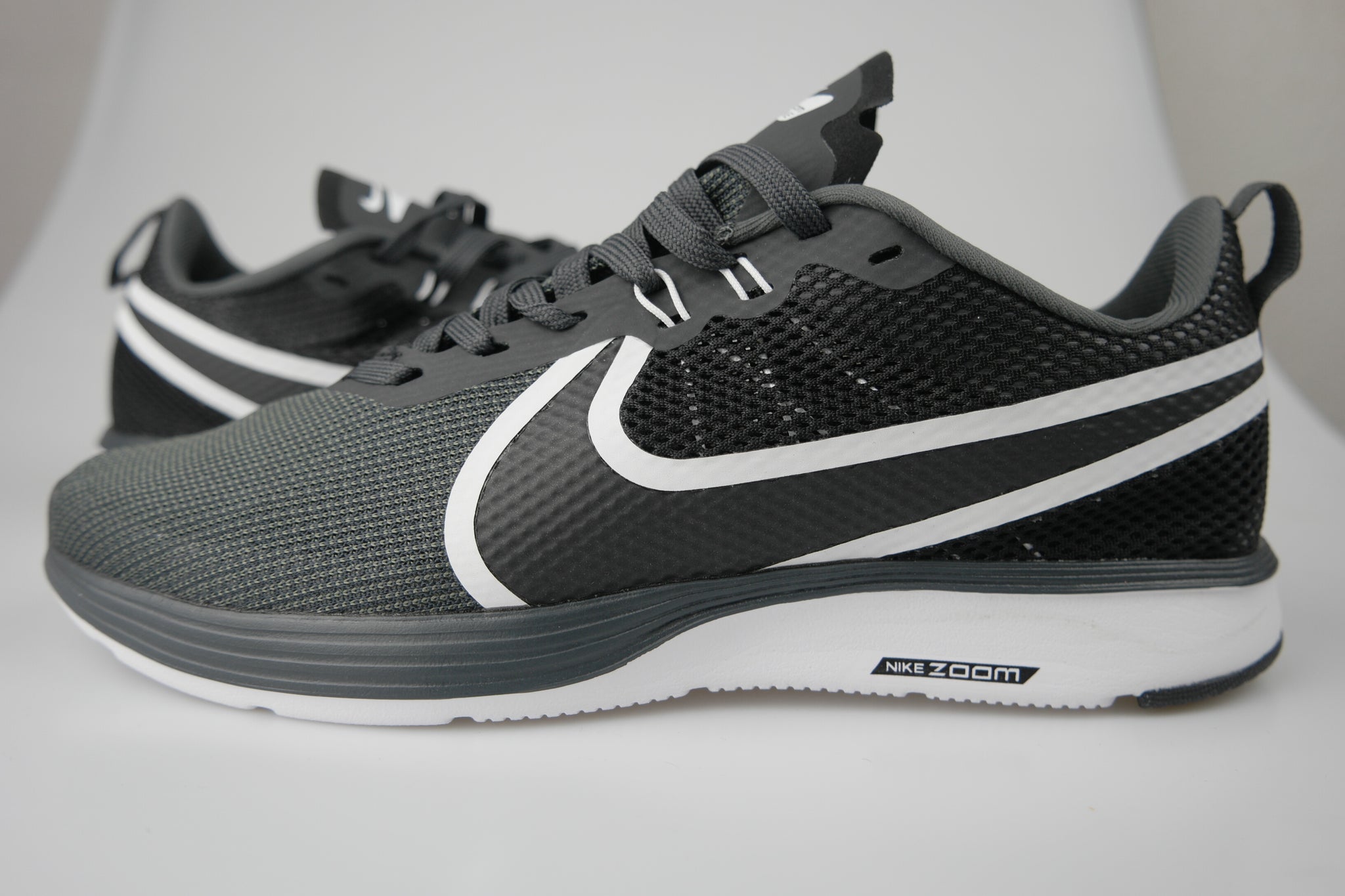 Nike zoom strike A01912-001