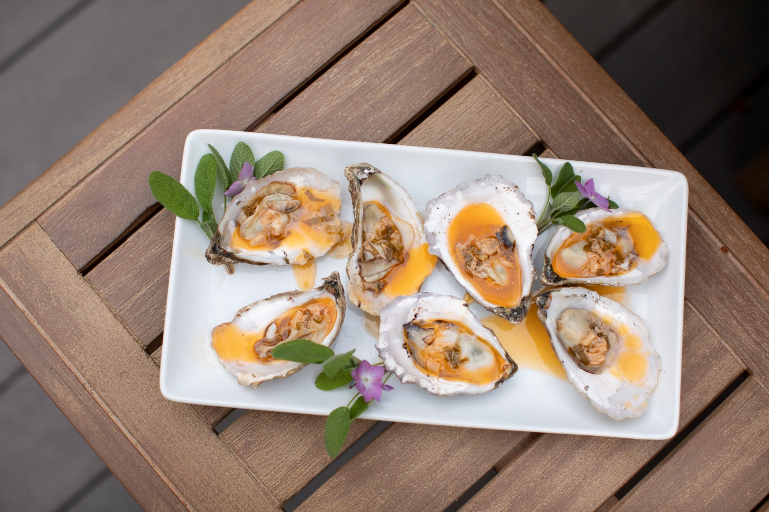 https://cdn.shopify.com/s/files/1/0367/9210/7053/files/resizedCherrystone.Aqua.Farms06022020Roasted.Steamed_OYSTERS047.jpg?v=1630571952