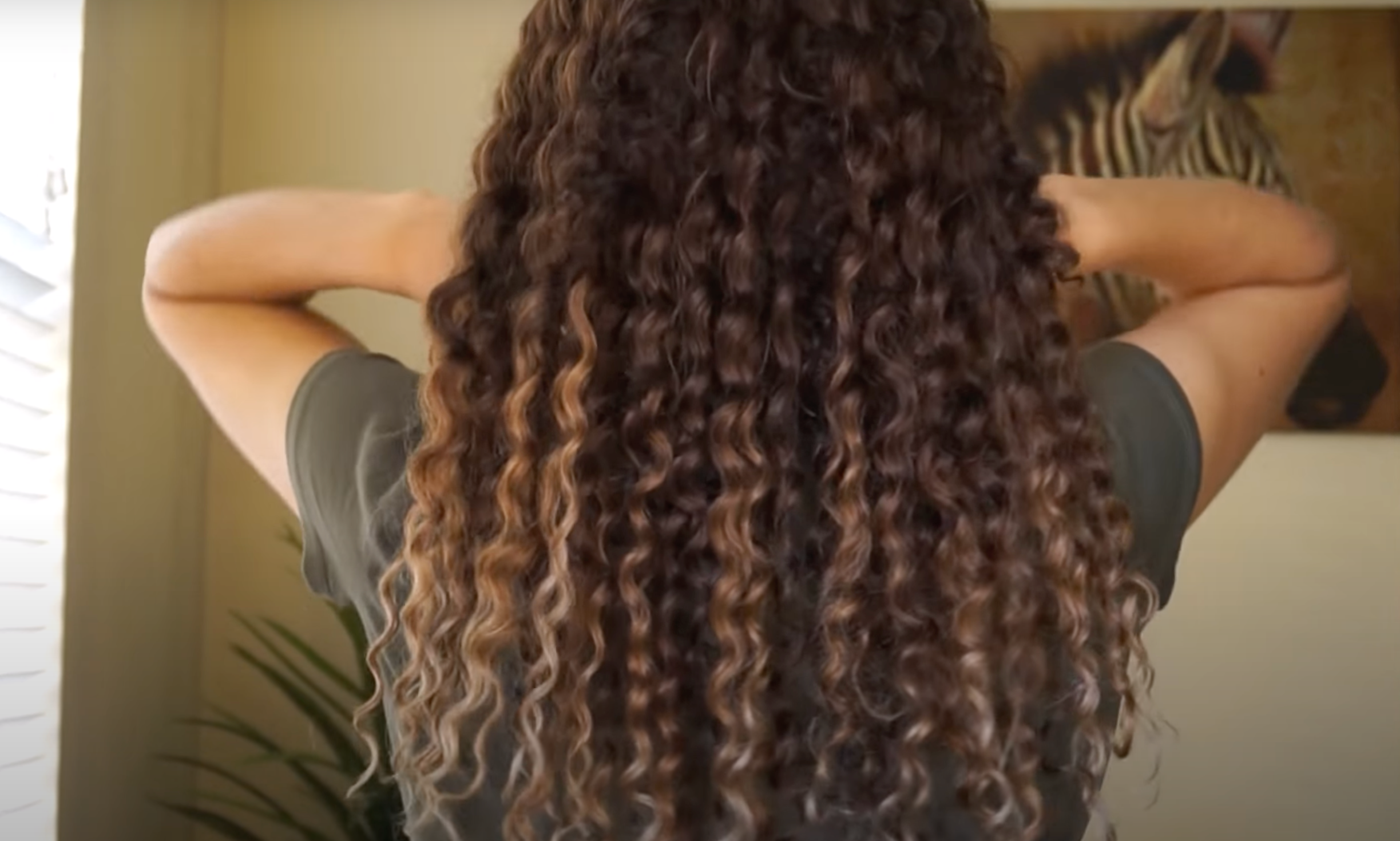 diy-highlights-curly-hair-extensions-bellakurls-clipins-charmsie-video-tutorial