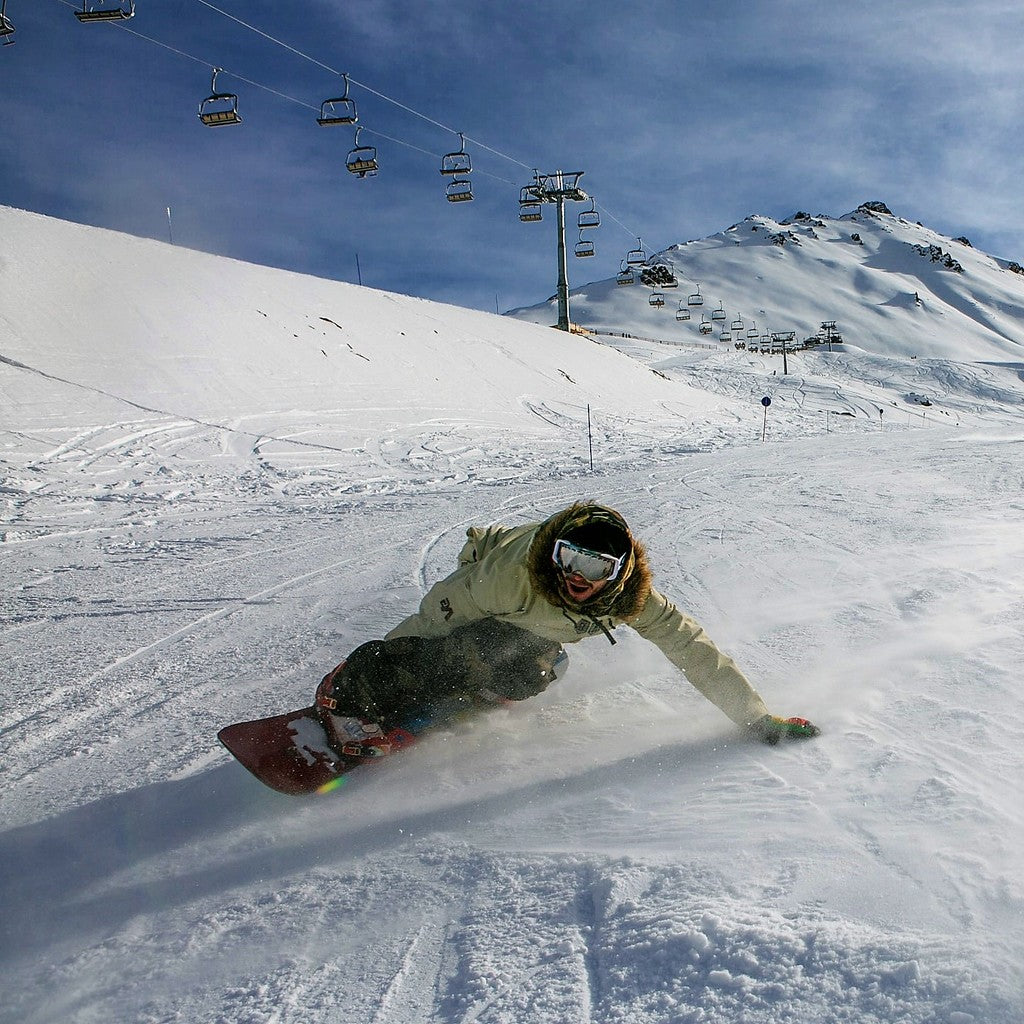 Hombre haciendo snowboard