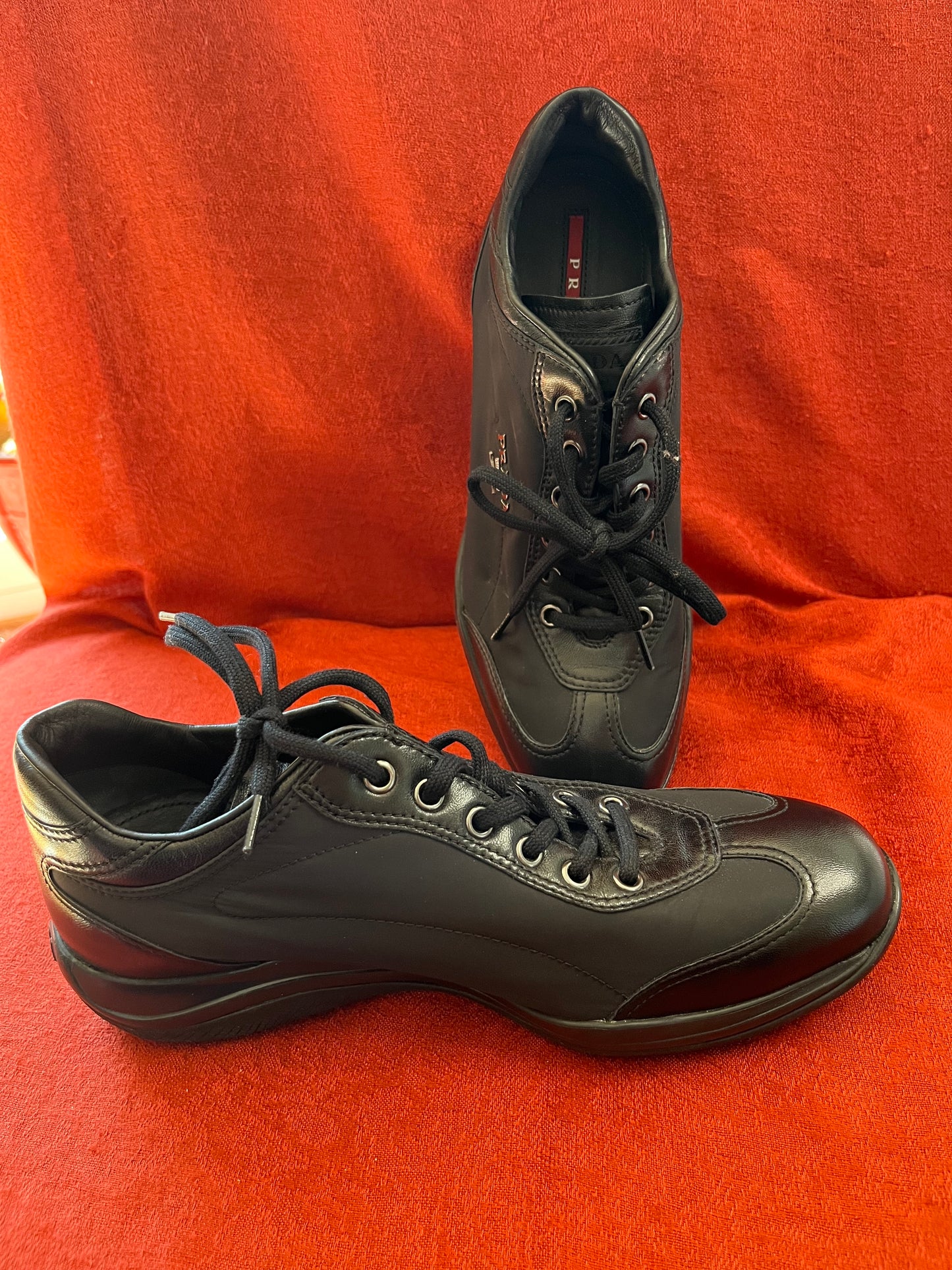 Trekken Stiptheid Misbruik Prada Nylon Sneakers with Saffiano Leather Trim Size 37 (6.5 US) –  CommunityWorx