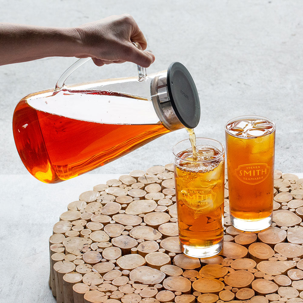 https://cdn.shopify.com/s/files/1/0368/5017/products/Iced-Tea-Pitcher-Pouring.jpg?v=1691778880