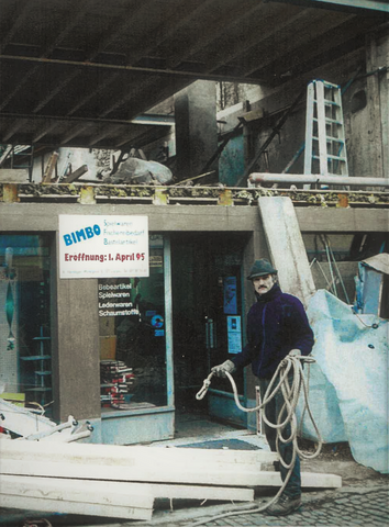 Kurt Hardegger beim Umbau des Bimbo Spielwarenladens in Laupen 1994.