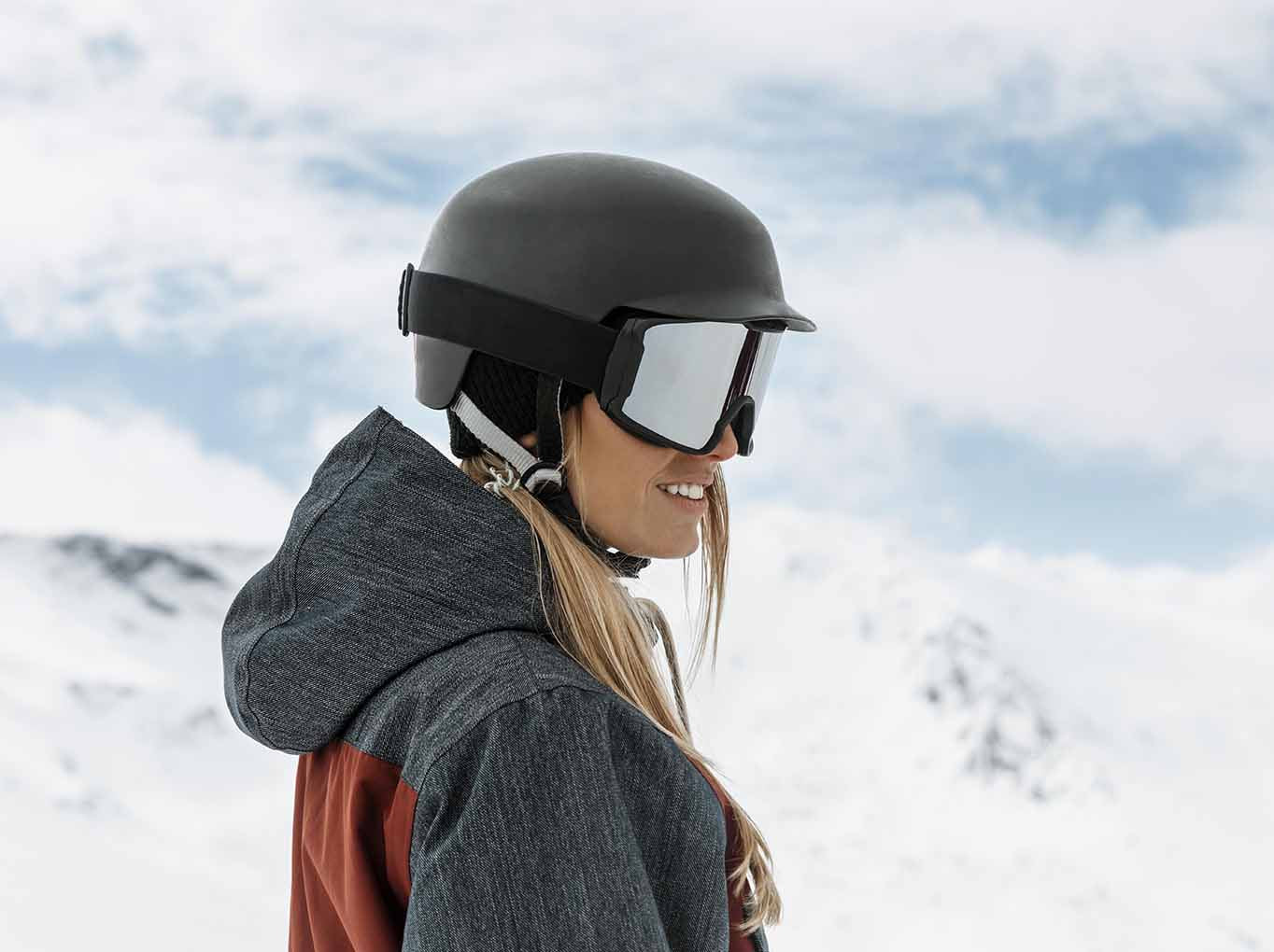 Шлем лыжника. Девушка в лыжном шлеме и с косами. Snow Glasses PUBG. Protective Goggles.